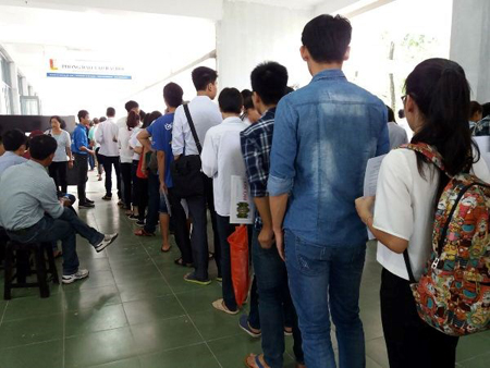 Thí sinh xếp hàng nộp hồ sơ tại Đại học Bách khoa Hà Nội.